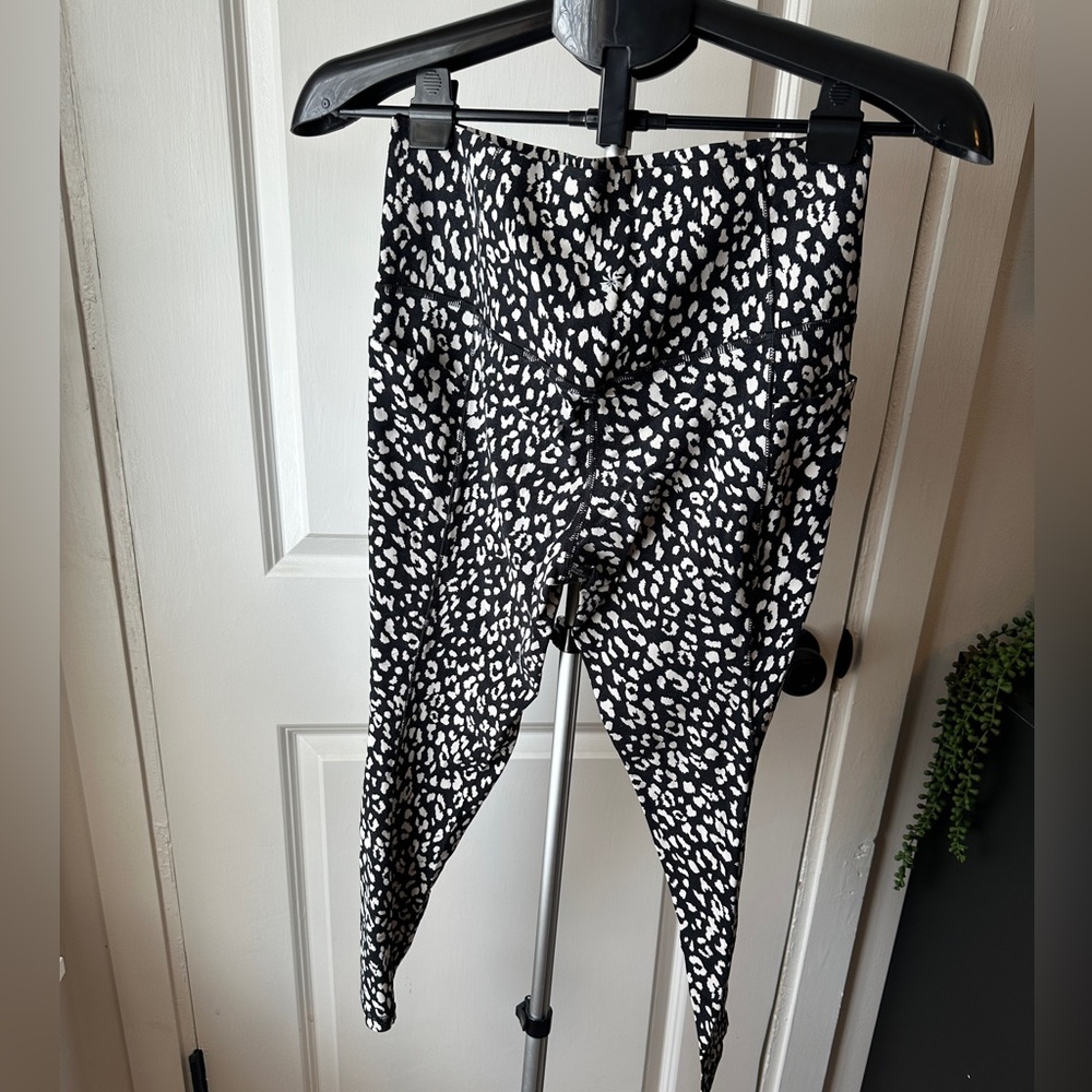 Athleta Cheetah Black & White Salutation Leggings with Stash Pocket Sz L